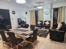 Luxurious & Comfy Gem-5 Star Location-pools, Gym!