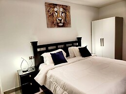 Elegant & Luxury Gem-5 Star Location -pools, Gym!