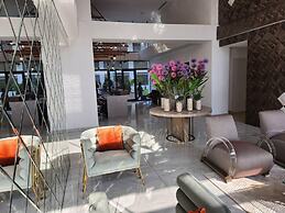 Elegant & Luxury Gem-5 Star Location -pools, Gym!