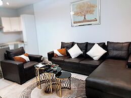 Elegant & Luxury Gem-5 Star Location -pools, Gym!