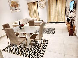 Elegant & Luxury Gem-5 Star Location -pools, Gym!