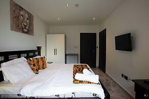 Elegant & Luxury Gem-5 Star Location -pools, Gym!