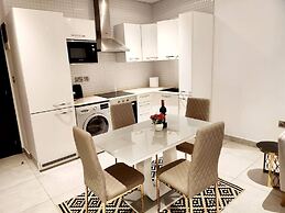 Elegant & Luxury Gem-5 Star Location -pools, Gym!