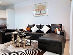 Elegant & Luxury Gem-5 Star Location -pools, Gym!