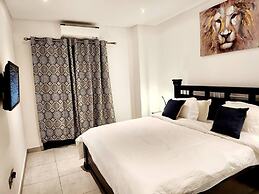 Elegant & Luxury Gem-5 Star Location -pools, Gym!
