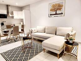 Elegant & Luxury Gem-5 Star Location -pools, Gym!