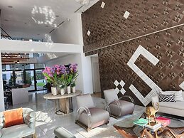 Elegant & Luxury Gem-5 Star Location -pools, Gym!