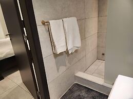 Elegant & Luxury Gem-5 Star Location -pools, Gym!