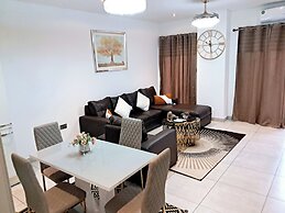 Elegant & Luxury Gem-5 Star Location -pools, Gym!
