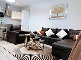 Elegant & Luxury Gem-5 Star Location -pools, Gym!