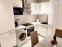 Elegant & Luxury Gem-5 Star Location -pools, Gym!