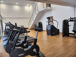 Elegant & Luxury Gem-5 Star Location -pools, Gym!