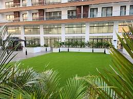 Elegant & Luxury Gem-5 Star Location -pools, Gym!