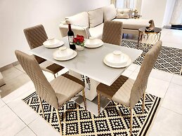 Elegant & Luxury Gem-5 Star Location -pools, Gym!