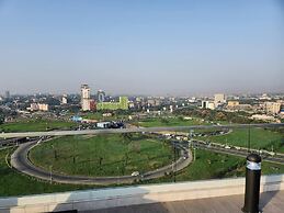 Elegant & Luxury Gem-5 Star Location -pools, Gym!