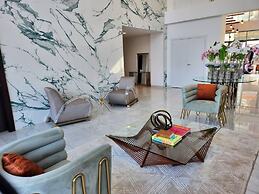 Elegant & Luxury Gem-5 Star Location -pools, Gym!