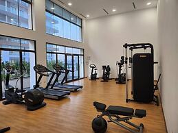 Elegant & Luxury Gem-5 Star Location -pools, Gym!