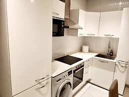 Elegant & Luxury Gem-5 Star Location -pools, Gym!