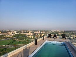 Elegant & Luxury Gem-5 Star Location -pools, Gym!