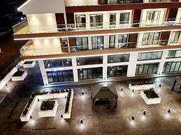 Elegant & Luxury Gem-5 Star Location -pools, Gym!