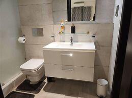 Elegant & Luxury Gem-5 Star Location -pools, Gym!