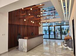 Elegant & Luxury Gem-5 Star Location -pools, Gym!