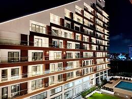 Elegant & Luxury Gem-5 Star Location -pools, Gym!