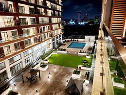 Elegant & Luxury Gem-5 Star Location -pools, Gym!