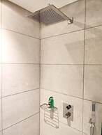 Elegant & Luxury Gem-5 Star Location -pools, Gym!