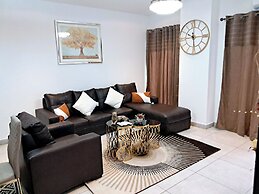 Elegant & Luxury Gem-5 Star Location -pools, Gym!