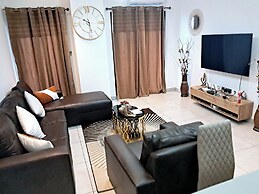 Elegant & Luxury Gem-5 Star Location -pools, Gym!
