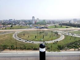 Elegant & Luxury Gem-5 Star Location -pools, Gym!