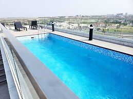 Elegant & Luxury Gem-5 Star Location -pools, Gym!