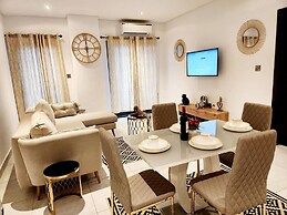 Elegant & Luxury Gem-5 Star Location -pools, Gym!