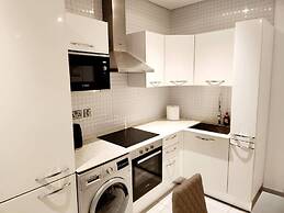 Elegant & Luxury Gem-5 Star Location -pools, Gym!