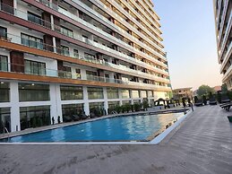 Elegant & Luxury Gem-5 Star Location -pools, Gym!