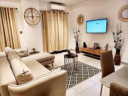 Elegant & Luxury Gem-5 Star Location -pools, Gym!