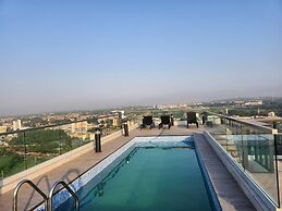 Elegant & Luxury Gem-5 Star Location -pools, Gym!