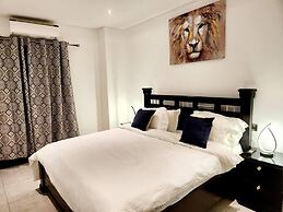 Elegant & Luxury Gem-5 Star Location -pools, Gym!