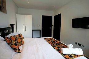 Elegant & Luxury Gem-5 Star Location -pools, Gym!