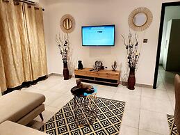 Elegant & Luxury Gem-5 Star Location -pools, Gym!