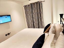 Elegant & Luxury Gem-5 Star Location -pools, Gym!