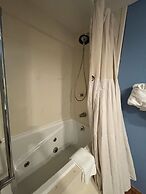 Forest view, log-sided two bedroom, two bath condo on Lake Ouachita. 2