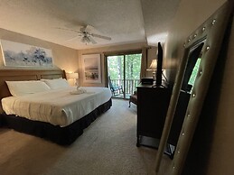 Forest view, log-sided two bedroom, two bath condo on Lake Ouachita. 2