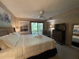 Forest view, log-sided two bedroom, two bath condo on Lake Ouachita. 2