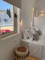 THEALOS SANTORINI close to square