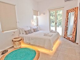 THEALOS SANTORINI close to square