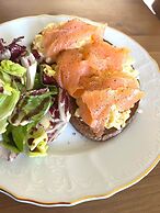 THEALOS SANTORINI close to square