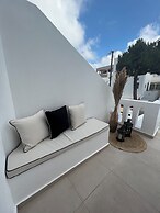 THEALOS SANTORINI close to square