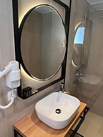 THEALOS SANTORINI close to square